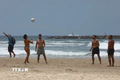 Người dân chơi thể thao trên bãi biển tại Tel Aviv, Israel ngày 24/6, sau khi thỏa thuận ngừng bắn Israel-Iran chính thức có hiệu lực. (Ảnh: THX/TTXVN)