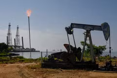 Một giàn khoan dầu trên hồ Maracaibo ở Cabimas, Venezuela. (Nguồn: Bloomberg)