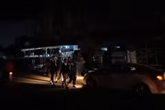 Đường phố Baghdad chìm trong bóng tối sau khi hệ thống điện ở Iraq sụp đổ hoàn toàn. (Nguồn: Anadolu)
