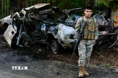 Binh sỹ Liban gác tại hiện trường vụ không kích của Israel nhằm vào chiếc xe chở thành viên lực lượng Hezbollah ở Sidon, miền Nam Liban. (Ảnh: THX/TTXVN)