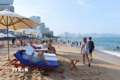 Nha Trang có bãi biển đẹp nhất nước đã thu hút du khách trong nước và quốc tế. (Ảnh: Đặng Tuấn/TTXVN)