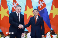 Thủ tướng Lê Minh Hưng và Thủ tướng Slovakia Robert Fico chụp ảnh chung. (Ảnh: Dương Giang/TTXVN)