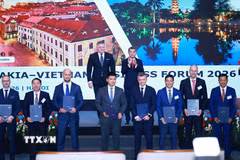 Thủ tướng Lê Minh Hưng và Thủ tướng Slovakia Robert Fico chứng kiến trao thoả thuận hợp tác giữa doanh nghiệp hai nước. (Ảnh: Dương Giang/TTXVN)