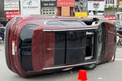 Chiếc xe do tài xế Doãn Việt Cường điều khiển lật nghiêng giữa đường. (Ảnh: Công an cung cấp)