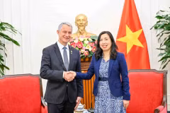 Thứ trưởng Lê Thị Thu Hằng tiếp Đoàn đại biểu Ủy ban Quốc phòng và Lực lượng vũ trang Quốc hội Pháp do Chủ nhiệm Jean-Michel Jacques làm Trưởng đoàn. (Nguồn: VOV)