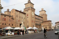 Mặt trước của lâu đài Este - biểu tượng của thành phố Ferrara. (Ảnh: Dương Hoa/TTXVN)