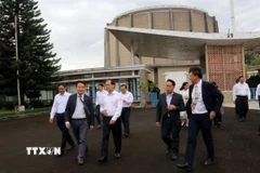 Đoàn công tác Chính phủ do Phó Thủ tướng Bùi Thanh Sơn dẫn đầu kiểm tra hoạt động Lò Phản ứng hạt nhân Đà Lạt. (Ảnh: Chu Quốc Hùng/TTXVN)