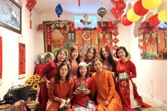 Kiều bào gìn giữ truyền thống mặc áo dài trong dịp Tết cổ truyền. (Ảnh: Ngọc Quang/TTXVN)