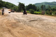 Nhiều đoạn đường trên tuyến Quốc lộ 24, đoạn qua huyện Ba Tơ bị xuống cấp, gây khó khăn cho việc lưu thông đi lại của người dân. (Nguồn: Báo Quảng Ngãi)