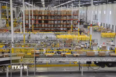 Quang cảnh trung tâm dịch vụ của Amazon tại Tracy, Mỹ. (Ảnh: THX/TTXVN)