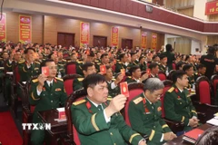 Các đại biểu biểu quyết bằng thẻ Đảng. (Ảnh: Trịnh Duy Hưng/TTXVN)