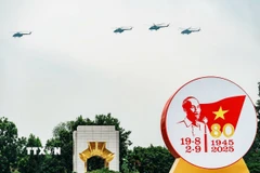 Biên đội máy bay trực thăng bay trên khu vực Quảng trường Ba Đình. (Ảnh: Phạm Tuấn Anh/TTXVN)
