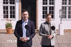Thủ tướng Đan Mạch Mette Frederiksen (phải) và Thủ hiến Greenland Jens-Frederik Nielsen trong cuộc họp báo tại Marienborg (Đan Mạch) tháng 4/2025. (Ảnh: THX/TTXVN)
