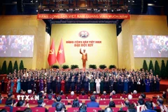 Các đại biểu thực hiện nghi lễ bế mạc Đại hội. (Ảnh: TTXVN)