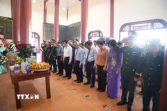 Nguyên Chủ tịch nước Trương Tấn Sang cùng các đại biểu tưởng nhớ Chủ tịch Hồ Chí Minh và các Anh hùng liệt sỹ tại Di tích lịch sử quốc gia Khu vực Đồn Long Khốt (xã Tuyên Bình, tỉnh Tây Ninh). (Ảnh: Bùi Giang/TTXVN)
