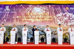 Các đại biểu thực hiện nghi thức khởi công Dự án Khu công nghiệp Phú Hà. (Ảnh: Trung Nguyên/TTXVN)