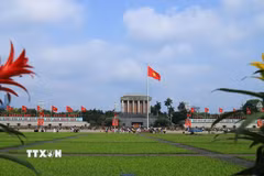 Lăng Chủ tịch Hồ Chí Minh là nơi thu hút đông đảo người dân đến tham quan. (Ảnh: Tuấn Anh/TTXVN)