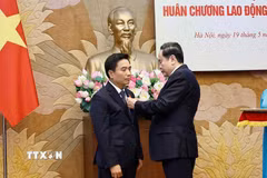 Chủ tịch Quốc hội Trần Thanh Mẫn gắn Huân chương Lao động hạng Nhất cho đồng chí Nguyễn Doãn Anh, Phó Chủ tịch Quốc hội. (Ảnh: Doãn Tấn/TTXVN)