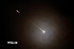 Vệt sáng trên bầu trời thành phố Nablus, Bờ Tây khi tên lửa được phóng từ lãnh thổ Iran về phía Israel. (Ảnh: THX/TTXVN)