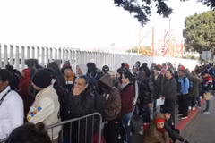 Người di cư tại cửa khẩu Chaparral ở Tijuana, Mexico. (Ảnh: THX/TTXVN)