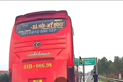 Tài xế đón khách trên cao tốc. (Ảnh: Cục Cảnh sát Giao thông)