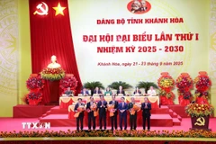 Ban Thường vụ Tỉnh ủy Khánh Hòa tặng hoa tri ân các đồng chí đã hoàn thành xuất sắc nhiệm vụ, ghi nhận những đóng góp to lớn của các đồng chí đối với sự phát triển của tỉnh trong suốt thời gian qua. (Ảnh: Đặng Tuấn/TTXVN)