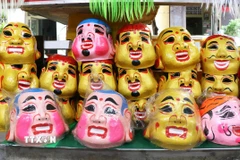 Mặt ông địa do anh Trương Như Rem làm thủ công ở đường Trần Hưng Đạo, phường Phú Xuân, thành phố Huế. (Ảnh: Nguyên Lý/TTXVN)