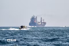 Tàu hàng Marsa Victory mang cờ hiệu của St Kitt's & Neviswhile neo ở ngoài khơi bán đảo Musandam, Oman, chờ qua eo biển Hormuz, ngày 25/6/2025. (Ảnh: Getty Images/TTXVN)
