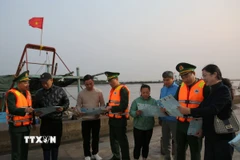 Các hành viên Tổ bầu cử số 10, phường Đồ Sơn và Đồn Biên phòng Đồ Sơn tuyên truyền cho ngư dân thông tin về bầu cử. (Ảnh: Minh Thu/TTXVN)