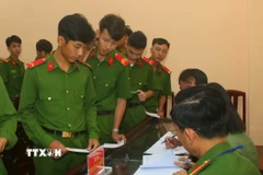 Bàn hướng dẫn cử tri lực lượng vũ trang bỏ phiếu bầu cử. (Ảnh: Duy Khương/TTXVN)