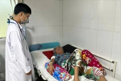 Bà H.T.Y. đang điều trị tại Bệnh viện Đa khoa tỉnh Sóc Trăng. (Nguồn: Bệnh viện Đa khoa tỉnh Sóc Trăng)