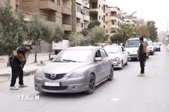 Lực lượng an ninh Syria tuần tra tại Damascus. (Ảnh: THX/TTXVN)