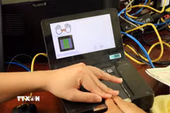 Làm thủ tục cấp căn cước cho công dân. (Ảnh: Cao Nguyên/TTXVN)