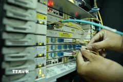 Xử lý kỹ thuật tại phòng Tổng đài. (Ảnh: Minh Quyết/TTXVN)