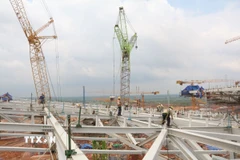 Nhân lực, phương tiện thi công hệ thống thép mái nhà sân bay Long Thành. (Ảnh: Công Phong/TTXVN)