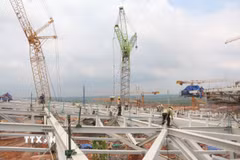 Nhân lực, phương tiện thi công hệ thống thép mái nhà sân bay Long Thành. (Ảnh: Công Phong/TTXVN)