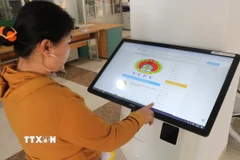 Người lao động tìm kiếm thông tin việc làm ở nước ngoài trên cổng thông tin của Trung tâm Dịch vụ việc làm Phú Yên. (Ảnh: Tường Quân/TTXVN)