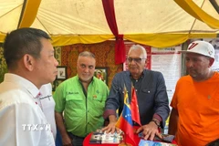 Đại sứ Vũ Trung Mỹ trao đổi với lãnh đạo bang Portuguesa bên lề Hội chợ quốc tế PÁEZ 2025. (Ảnh: TTXVN phát)