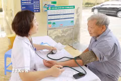 Khám bệnh miễn phí cho người cao tuổi tại Trạm y tế phường Xuân Hòa, thành phố Phúc Yên (Vĩnh Phúc). (Ảnh: Hoàng Hùng/TTXVN)