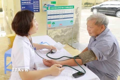 Khám bệnh miễn phí cho người cao tuổi tại Trạm y tế phường Xuân Hòa, thành phố Phúc Yên (Vĩnh Phúc). (Ảnh: Hoàng Hùng/TTXVN)