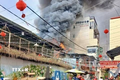 Lực lượng Cảnh sát Phòng cháy chữa cháy và cứu nạn, cứu hộ Thành phố Hồ Chí Minh tích cực dập tắt đám cháy. (Ảnh: TTXVN phát)