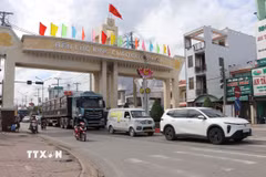 Ngã tư Long Kim hướng vào trung tâm xã Bến Lức. (Ảnh: Đức Hạnh/TTXVN)