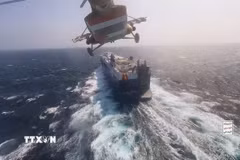 Lực lượng vũ trang Yemen chặn tàu có liên quan đến Israel di chuyển qua eo biển Bab al-Mandab trên Biển Đỏ. (Ảnh: IRNA/TTXVN)