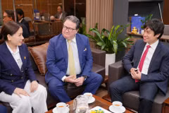 Ông Marc Knapper, cựu Đại sứ Hoa Kỳ tại Việt Nam, trao đổi với lãnh đạo Meey Group hôm 4/5. (Ảnh: Meey Group)