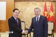 Tổng Bí thư Tô Lâm tiếp Bí thư Trung ương Đảng, Chánh Văn phòng Trung ương Đảng Nhân dân Cách mạng Lào Thongsalith Mangnomek. (Ảnh: Thống Nhất/TTXVN)