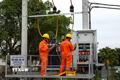 Công nhân Tổng Công ty Điện lực thành phố Hà Nội vận hành cung cấp điện cho các phụ tải trên địa bàn. (Ảnh: Ngọc Hà/TTXVN)