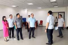 Lãnh đạo tỉnh Bạc Liêu và Cà Mau khảo sát thực tế trụ sở, nơi làm việc bố trí cho cán bộ, công chức sau hợp nhất. (Ảnh: Kim Há/TTXVN)