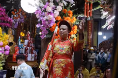 Thực hành, biểu diễn hầu đồng tại Phủ Tiên Hương, thuộc Khu di tích lịch sử, văn hóa Phủ Dầy (Nam Định). (Ảnh: Công Luật/TTXVN)