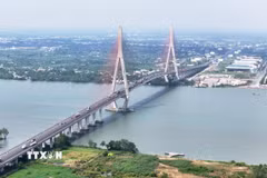 Cầu Cần Thơ đang góp phần thông thương tuyến Thành phố Hồ Chí Minh đi về thành phố Cần Thơ, các tỉnh Đồng bằng sông Cửu Long, tạo động lực phát triển kinh tế cho cả vùng Đồng bằng sông Cửu Long. (Ảnh: Hồng Đạt/TTXVN)