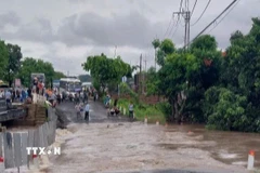 Đường tránh, đoạn qua cầu Plei Lôk (thôn Đoàn Kết, xã Ayun Hạ, huyện Phú Thiện) bị ngập sâu, gây ách tắc giao thông, chia cắt hoàn toàn tuyến Quốc lộ 25. (Ảnh: TTXVN phát)